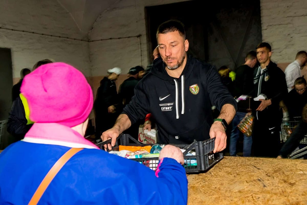 Piłkarze Śląska pomagają wolontariuszom z fundacji Weź Pomóż