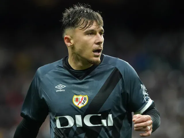 Barcelona przyśpiesza pościgi za obrońcą Rayo Vallecano Andreiem Ratiu.