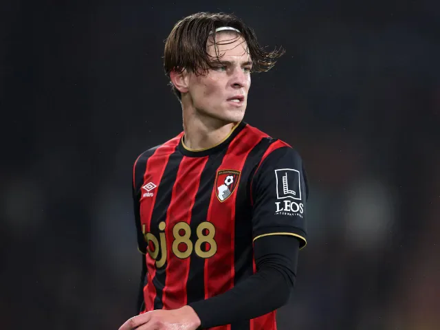 Manchester United ściga Alex Scotta mimo zainteresowania Tottenhamu.