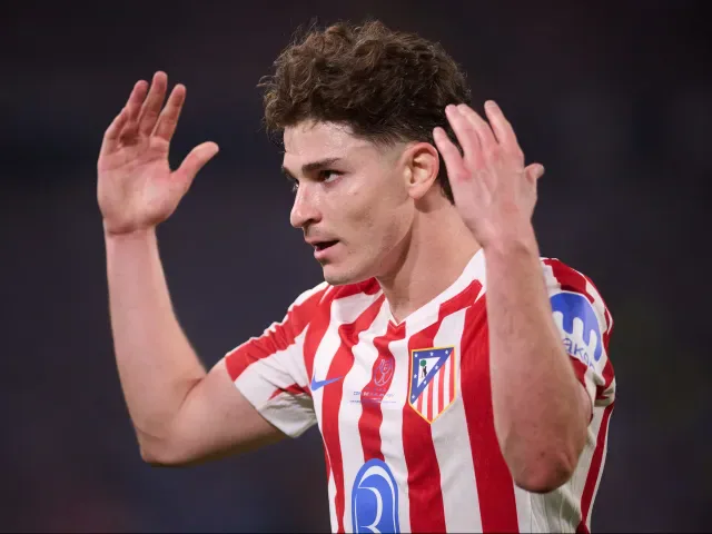 Atletico stawia ultimatum Julianowi Alvarezowi w sprawie transferu.