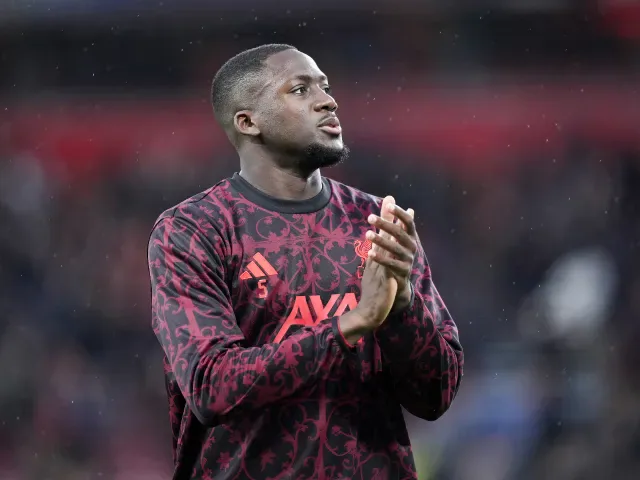 Konate odchodzi, Liverpool szykuje obronny powrót.