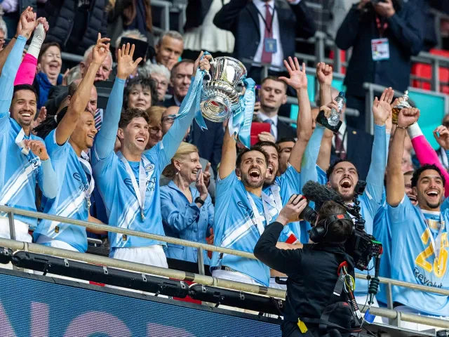 Koniec epoki Guardioli: Manchester City zdobywa dublet krajowy kosztem mistrzostwa Anglii.