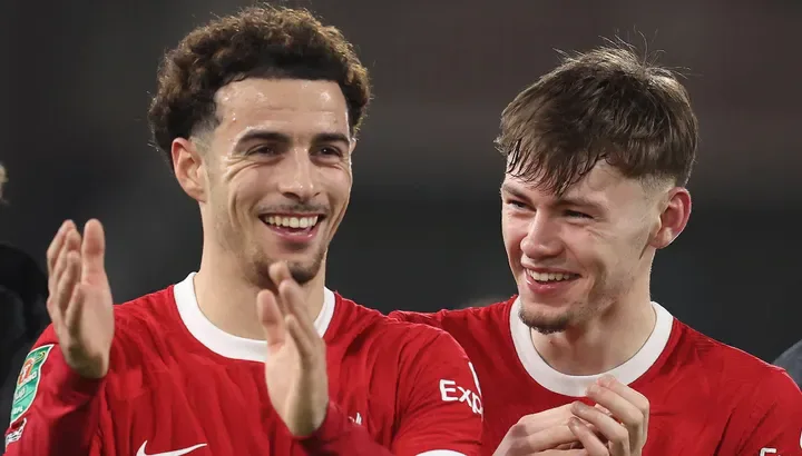 Liverpool ujawnia koszulkę na 2026/27, sugerując odejścia i pozostania