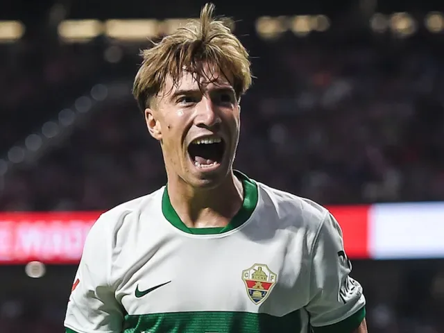 Manchester United liczy na transfer obrońcy, który planuje odejście z Elche.