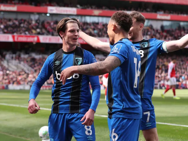 Manchester United może stracić cel transferowy Alexa Scotta na rzecz nowego kontraktu z Bournemouth.