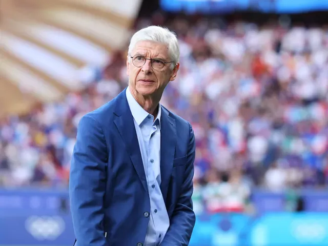 Wenger gratuluje Arsenalowi mistrzostwa po 22 latach.