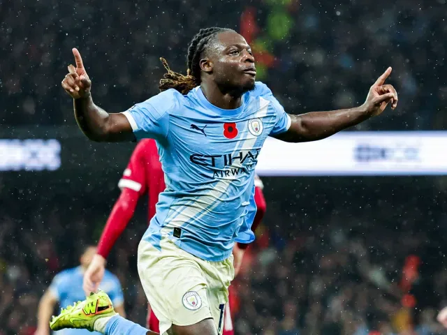 Manchester City wiąże Dokua na dłużej nowym kontraktem.