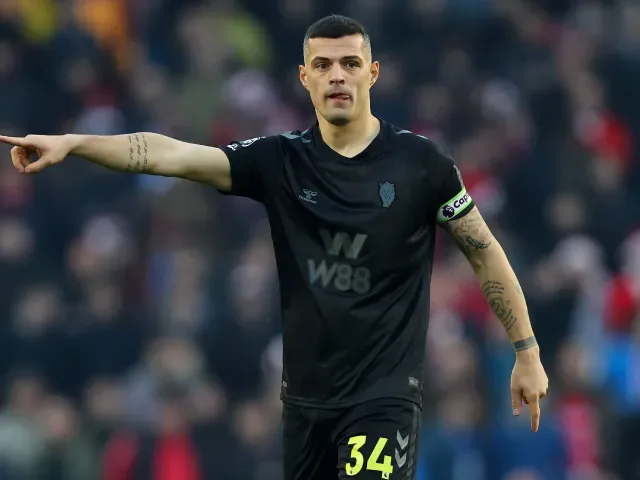 Sunderland odrzucił ofertę Chelsea za Xhakę, Alonso chce doświadczenia w pomocy.