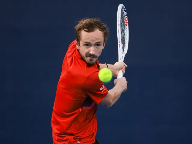Wimbledoński klasyk poniedziałku: rozregulowany potwór kontra niepewny mistrz.