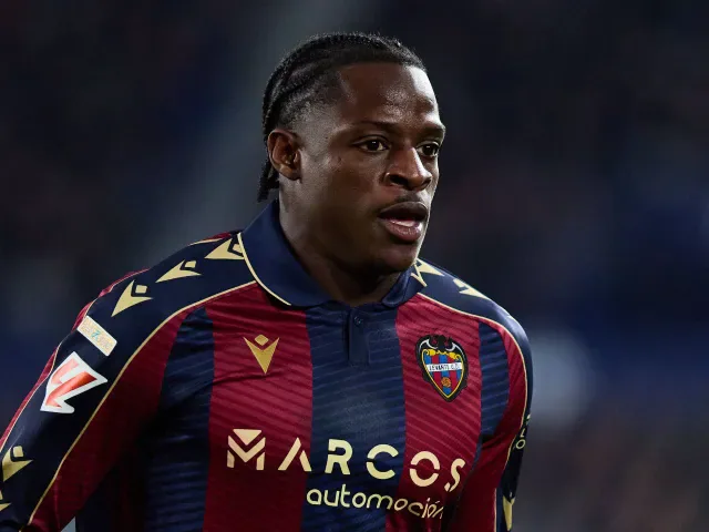 Nowo awansowane Coventry City walczy z francuskimi gigantami o napastnika Juventusu.